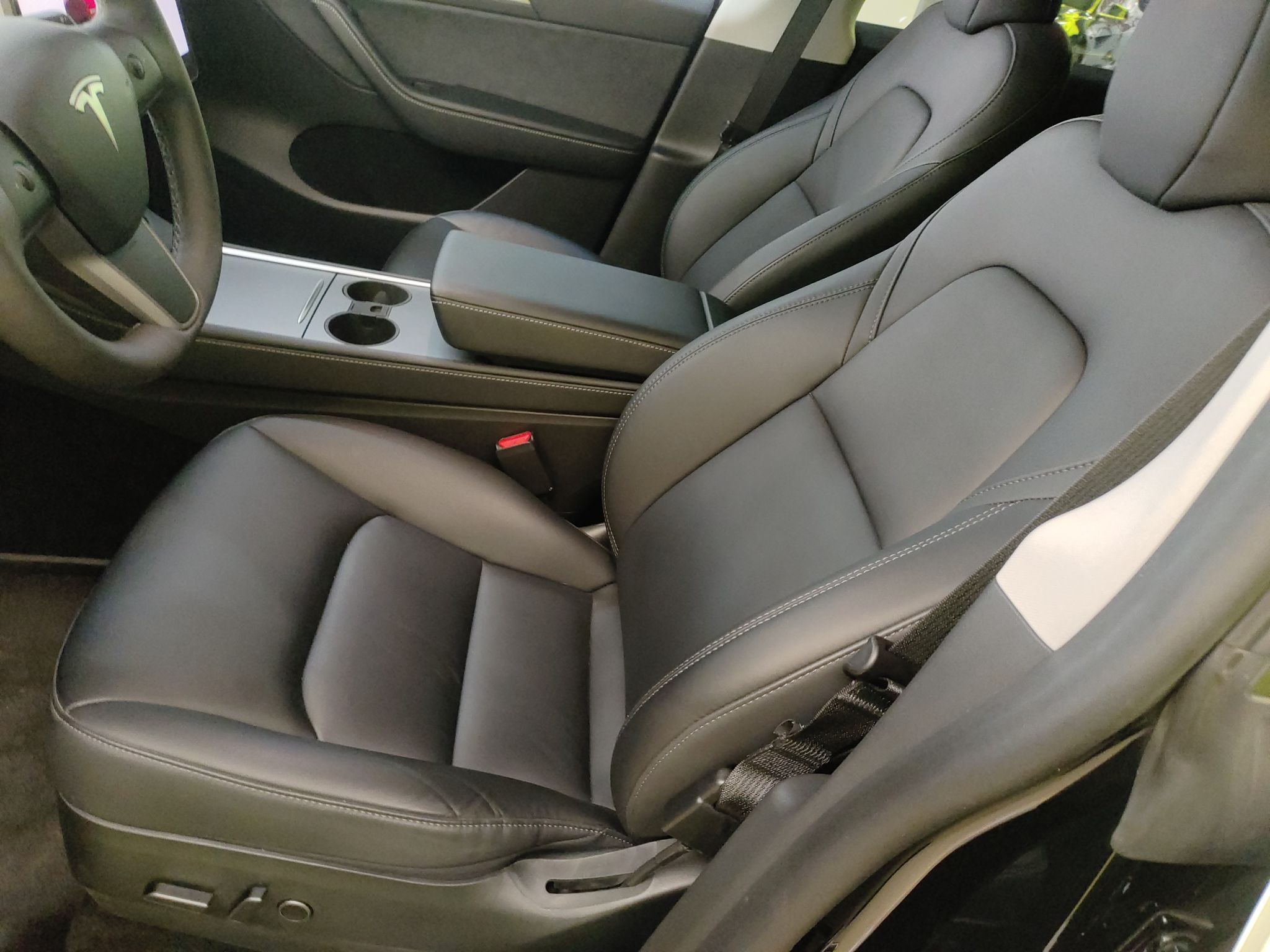 Переднее сиденье в автомобиле