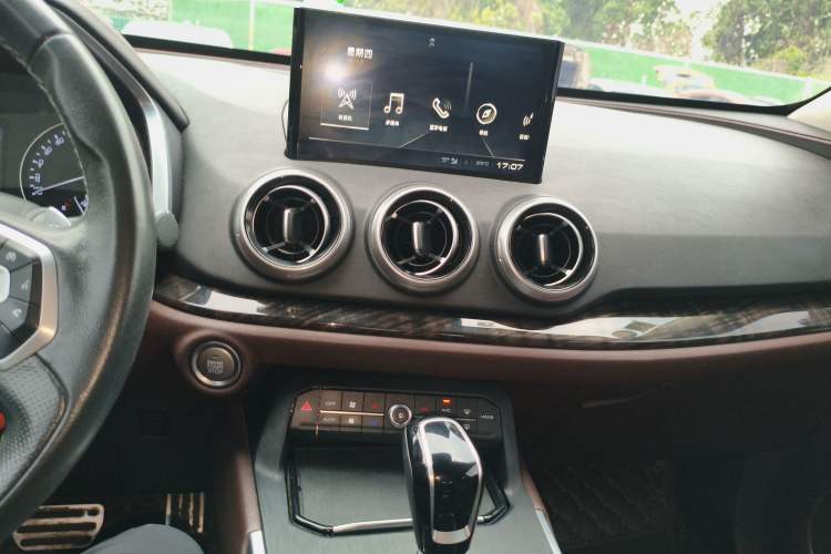 Used Wey VV5 2019 Upgraded Model 2.0T Two-Wheel Drive Ultra-Luxury Version China VI Standard Audio And AC Panel