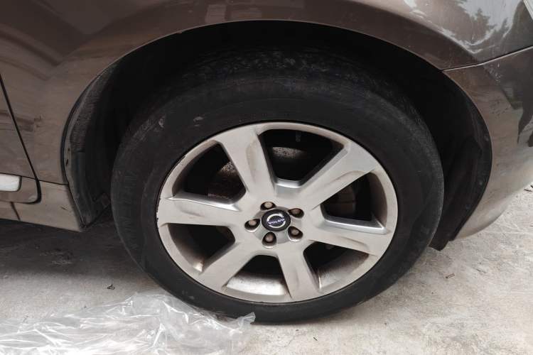 Used Volvo XC60 2015 T5 AWD Smart Drive Edition Right Front Wheel Hub