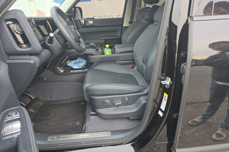 Used Formula Leopard 5 2023 Navigator Edition Left Front Seat