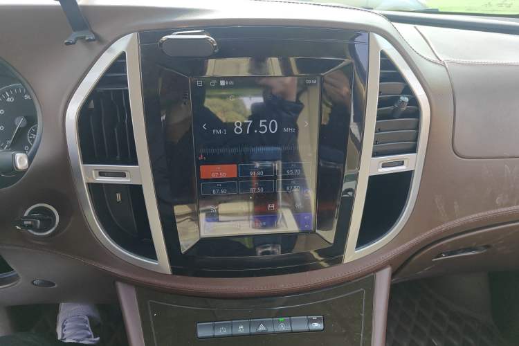 Used Mercedes-Benz Vito 2016 2.0T Elite Edition Audio And AC Panel