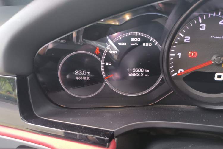 Used Porsche Cayenne 2018 Cayenne 3.0T Odometer Close Up