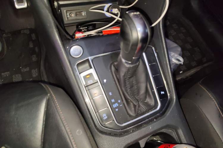 Used Volkswagen Golf Sportsvan 2016 230TSI Automatic Luxury Version Gear Lever