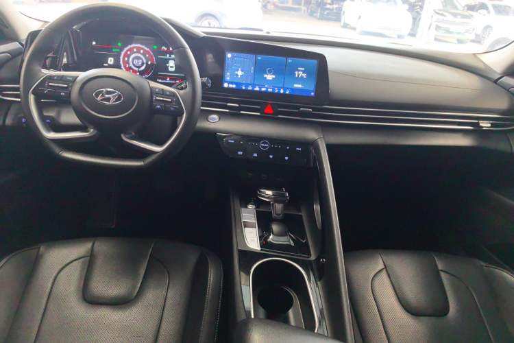 Used Hyundai Elantra 2022 1.5L CVT LUX Prestige Edition Center Console