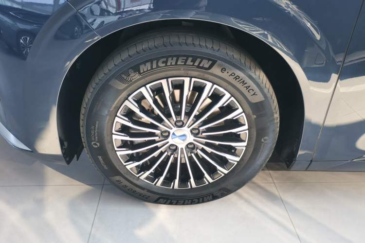 Used Denza D9 2022 DM-i 1040 Prestige Model
