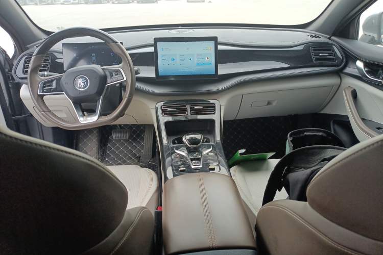 Used BYD Qin PLUS 2023 Champion Edition DM-i 55KM Leading Model Center Console