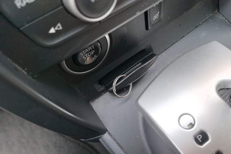 Used Renault Koleos 2014 Revised Version 2.0L Two-Wheel Drive Standard Edition Vehicle Key