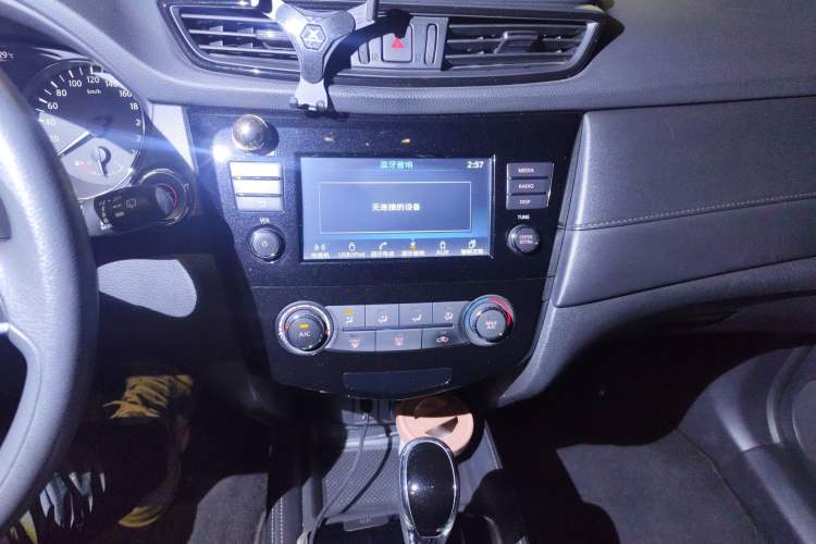 Used Nissan X-Trail 2017 2.0L CVT Comfort Edition 2WD Audio And AC Panel