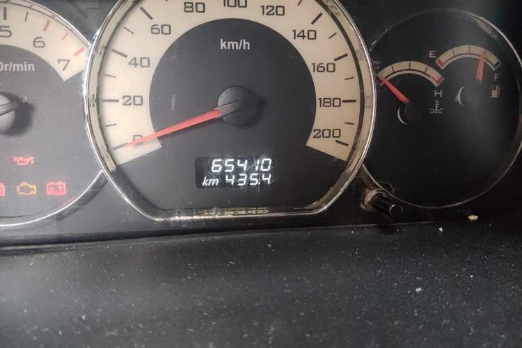 Used Wuling Hongguang 2014 1.5L S Comfort Model Odometer Close Up