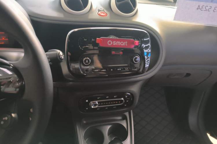 Used smart fortwo 2015 1.0L 52 kW hardtop Dynamic version
