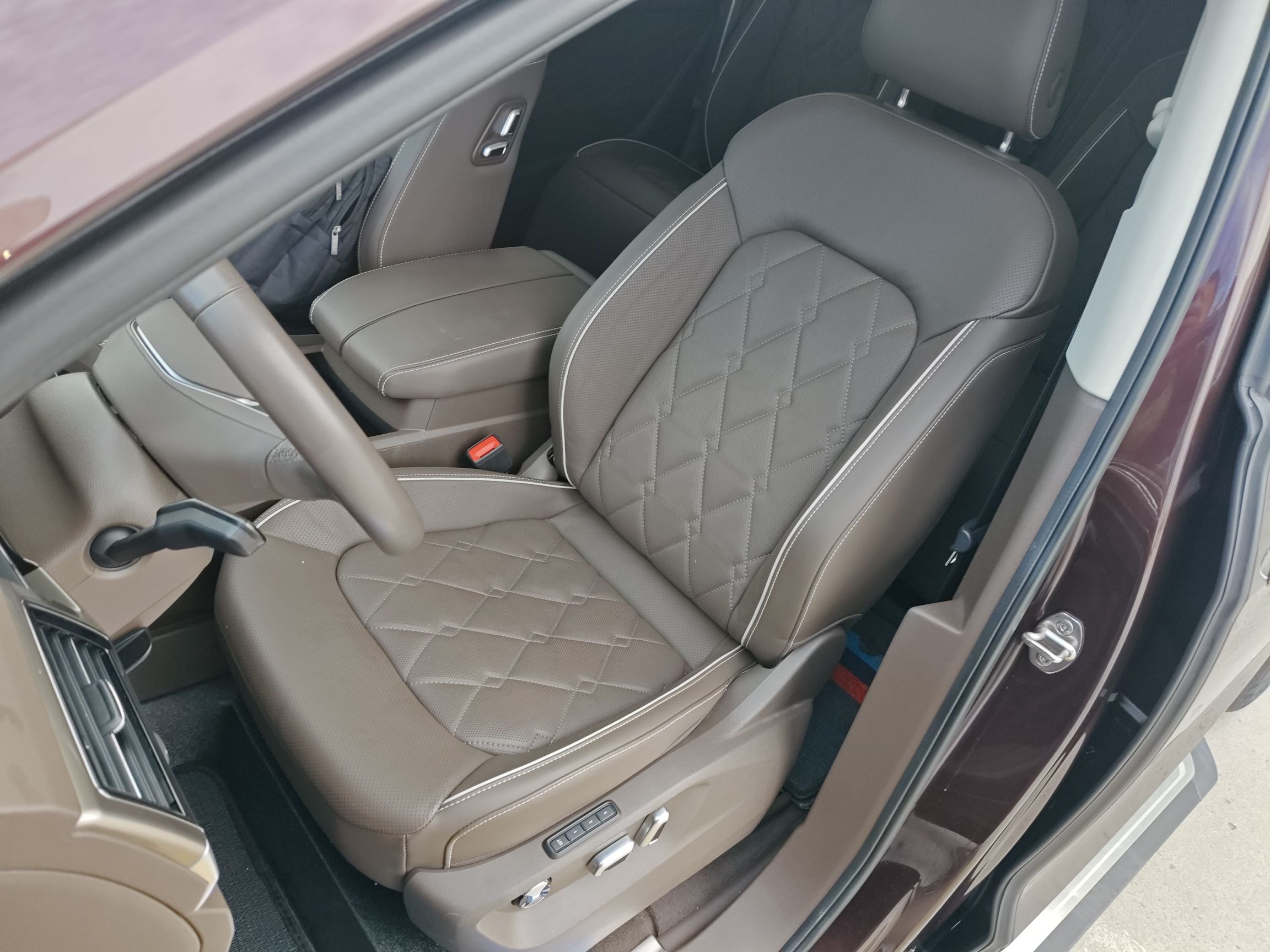 المقاعد الأمامية داخل السيارة