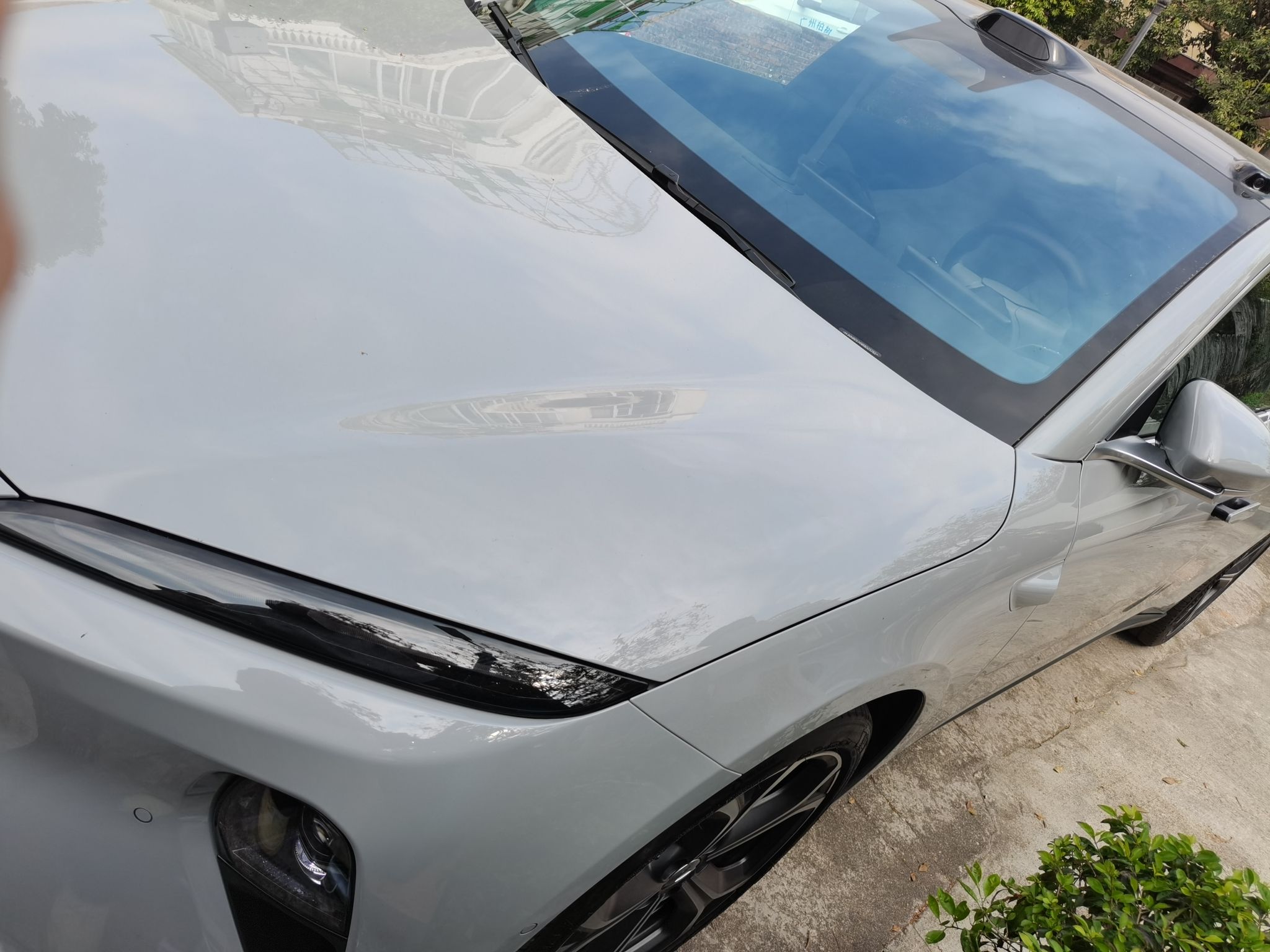 Под передней частью автомобиля