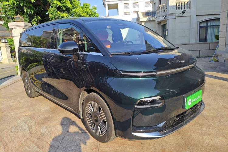 Used Geely Galaxy LEVC L380 2024 140-Degree 6-Seater All-Wheel-Drive Ultra