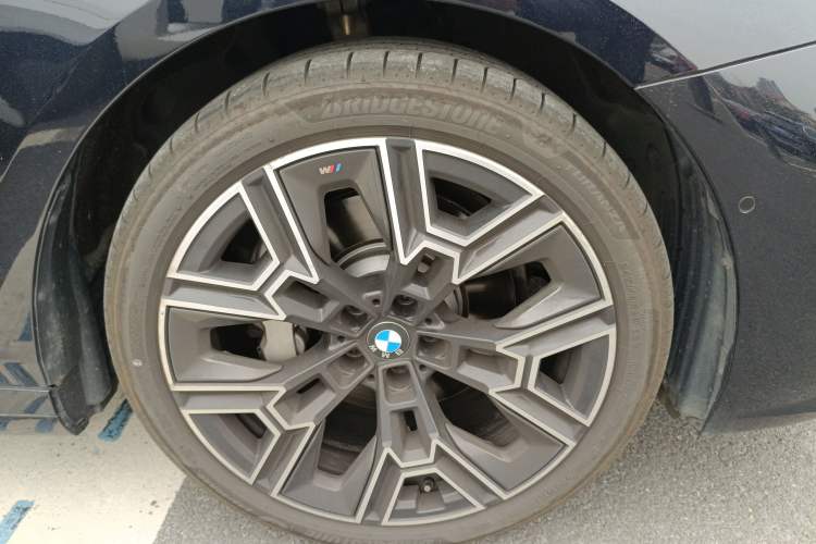Used BMW 5 Series 2025 530Li Luxury Edition M Sport Package Right Front Wheel Hub