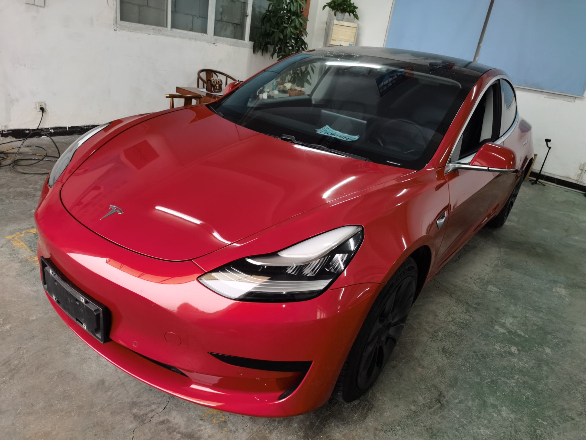 Под передней частью автомобиля