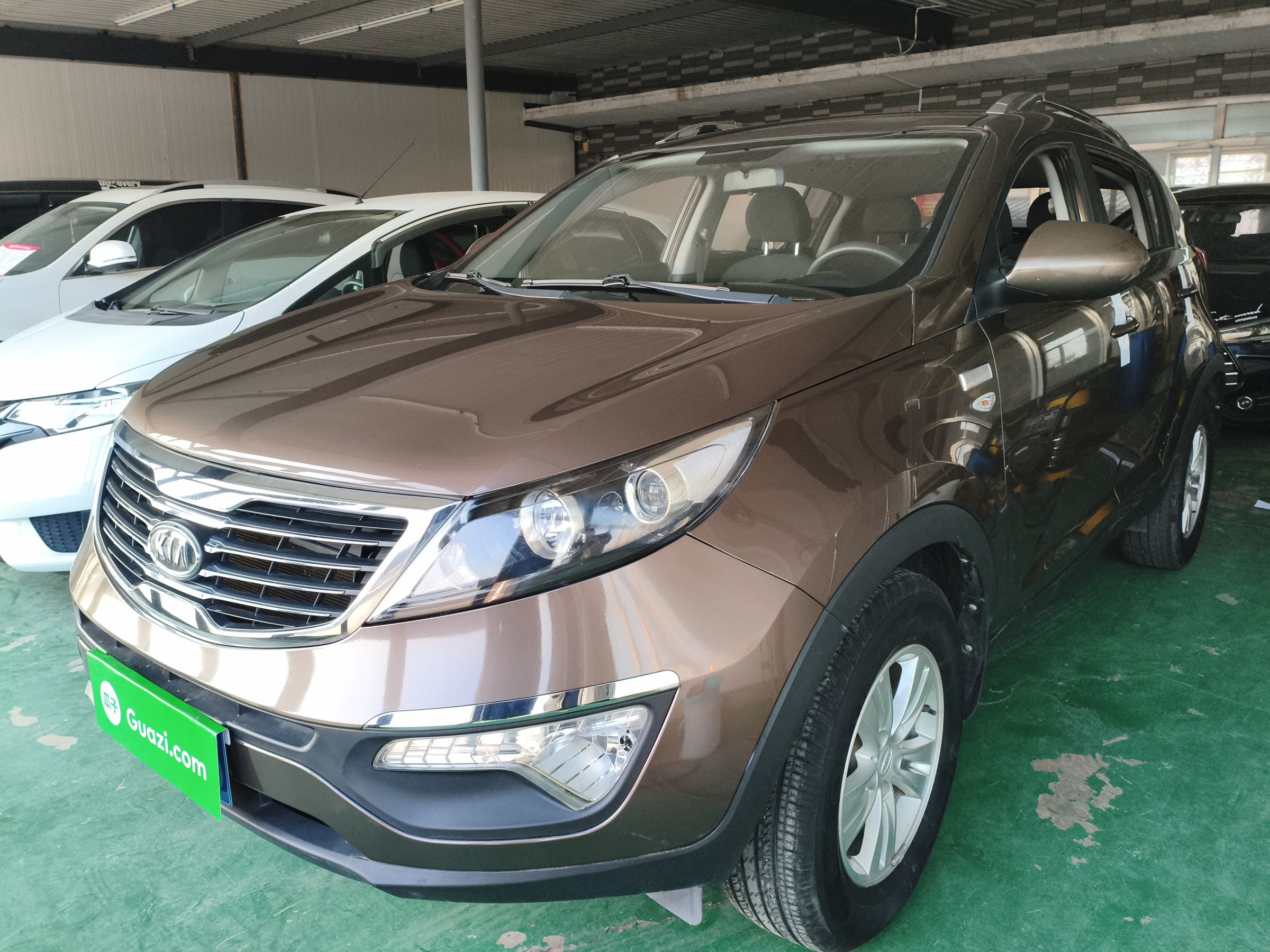 تحت مقدمة السيارة