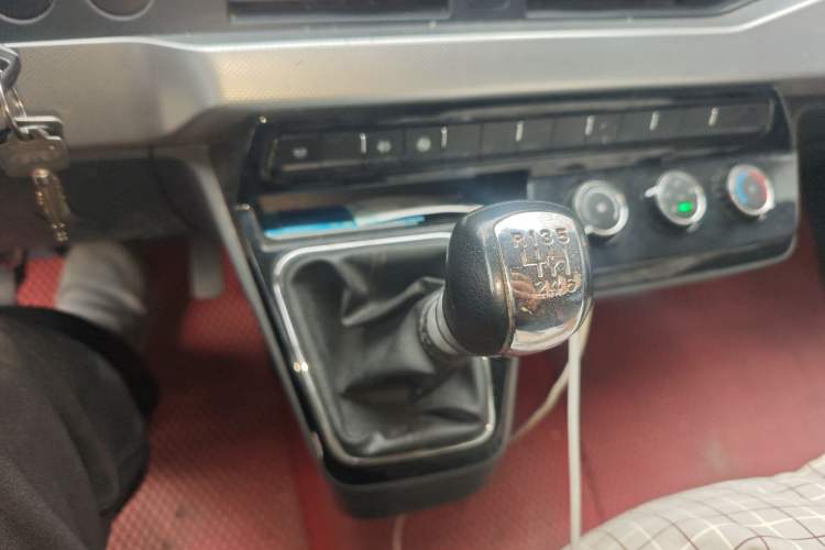 Used Dongfeng Yufeng 2023 V9+ 2.0T Manual Front-Wheel-Drive Multi-Function Short-Chassis Low-Roof 5/6-Seater
