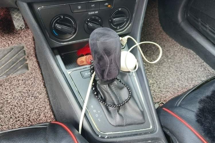 Used Volkswagen Gran Lavida 2015 1.6L Automatic Comfort Edition Gear Lever