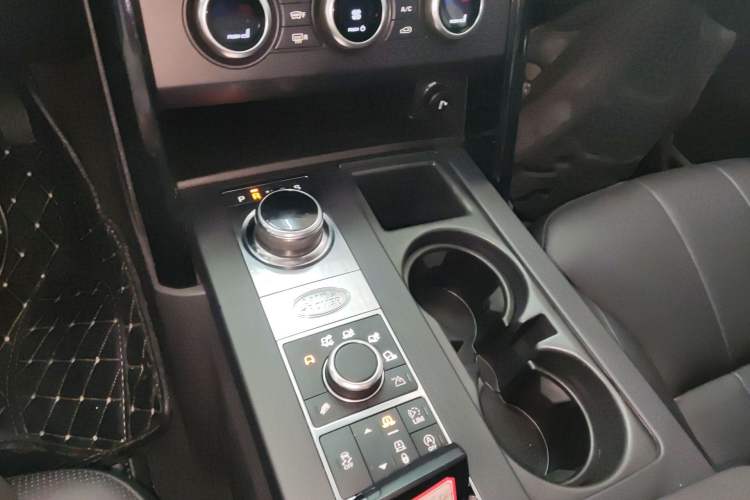 Used Land Rover Discovery 2018 3.0 SC V6 SE Gear Lever