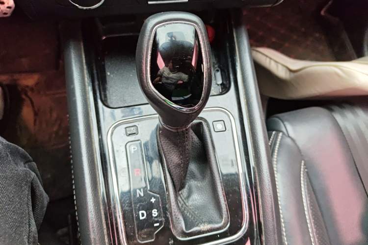 Used Dongfeng Fengon 580 2017 Revised Version 1.5T CVT Luxury Edition Gear Lever