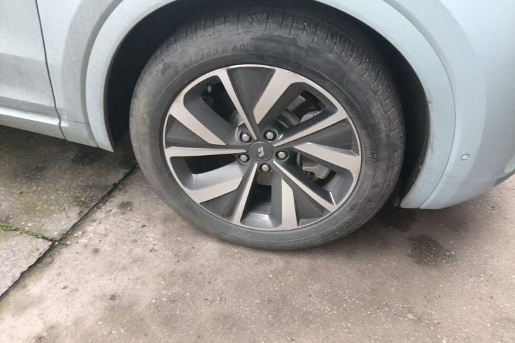 Used Li Auto ONE 2021 Extended-Range 6-Seater Version Right Front Wheel Hub