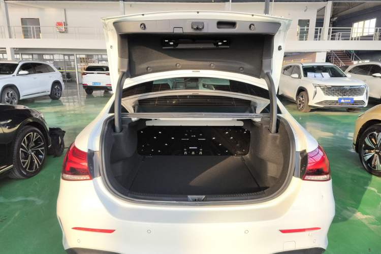 Used Mercedes-Benz A-Class 2022 Revised Version A 200 L Sport Sedan Fashionable Style
