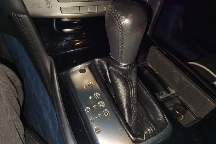 Used Infiniti Q70 2017 Q70L 2.5L Elite Edition Gear Lever