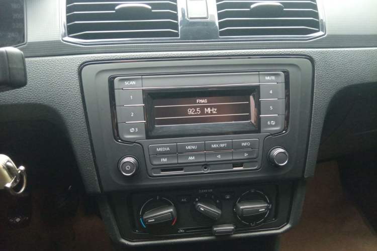 Used Volkswagen Santana 2021 1.5L Manual Fashion Edition Audio And AC Panel