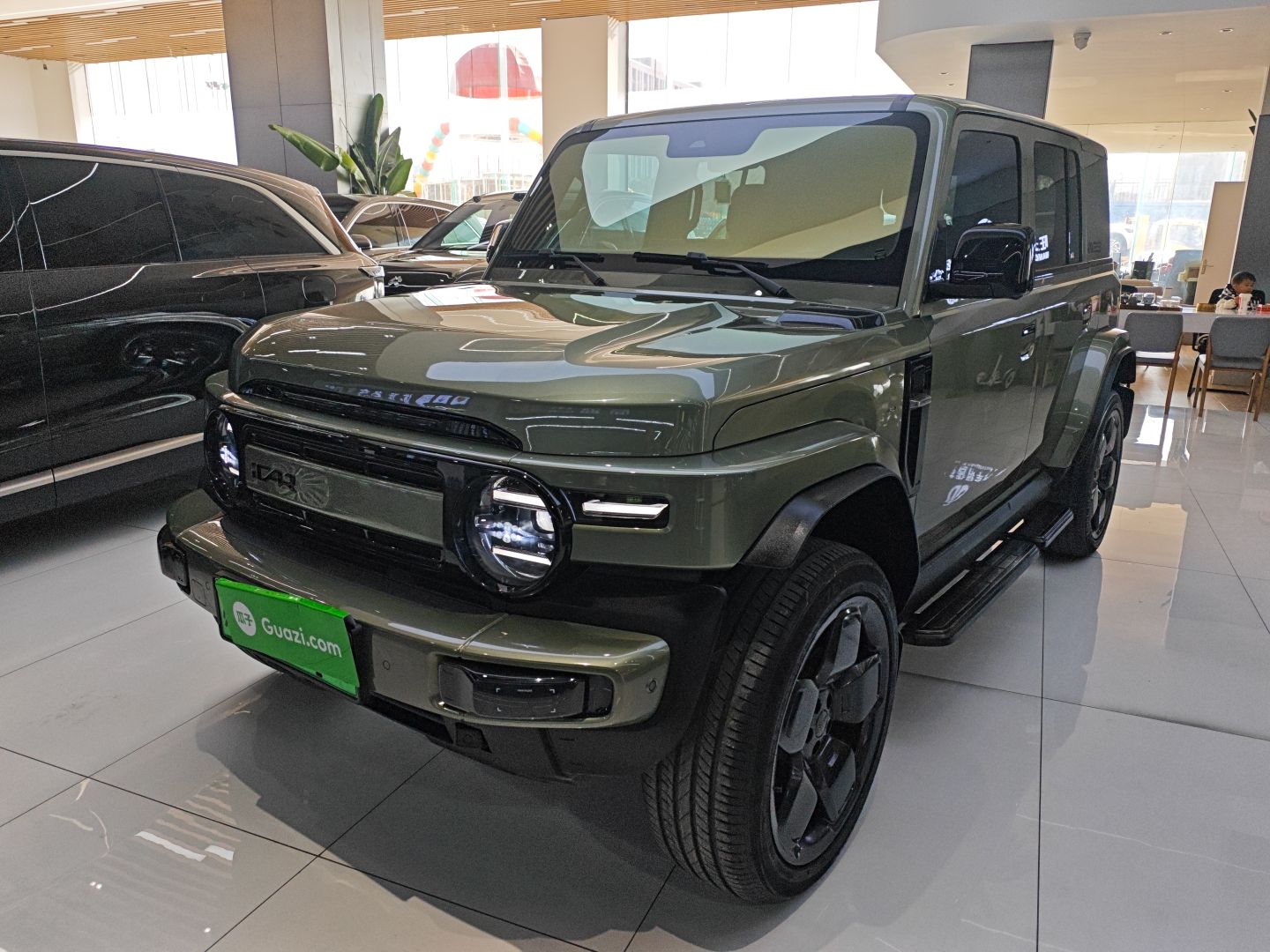 تحت مقدمة السيارة