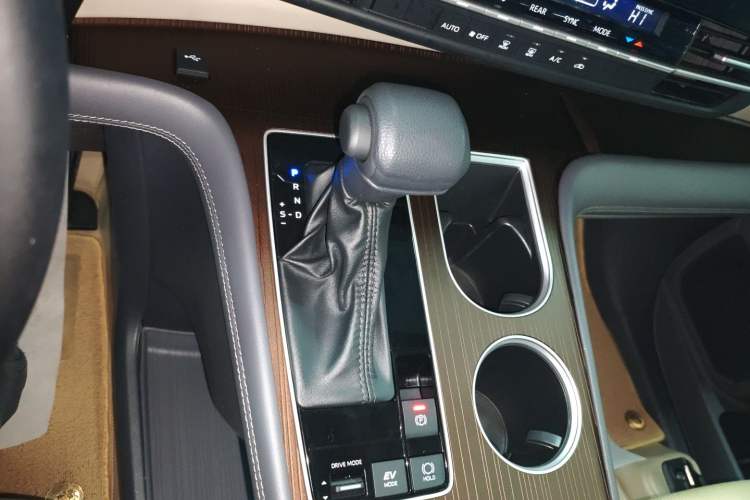 Used Toyota SIENNA 2024 2.5L Hybrid Comfort Edition Gear Lever