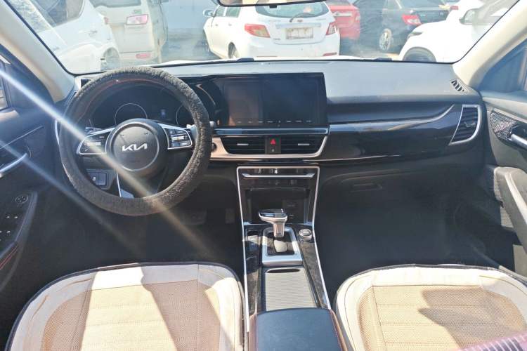 Used Kia KX3 2021 1.5L CVT Trend Edition Center Console