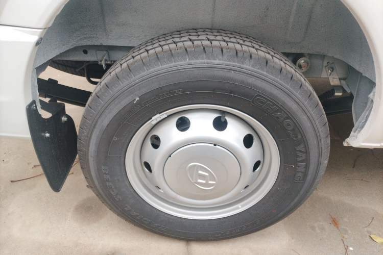 Used SAIC MAXUS Xintu V80 2024 Aotong Value Edition 6AMT Short Wheelbase Mid-Roof Model 127 Ps 5/6 Seats
