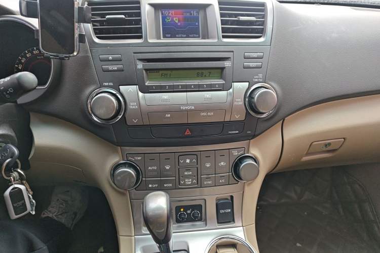 Used Toyota Highlander 2012 2.7L Two-Wheel Drive 7-Seater Luxury Edition
