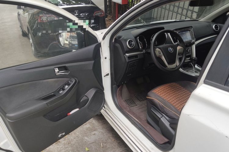 Used Venucia T70 2015 2.0L CVT Smart Edition