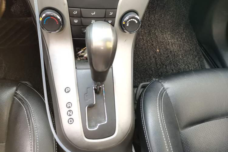 Used Chevrolet Cruze 2013 1.8L SE AT Gear Lever