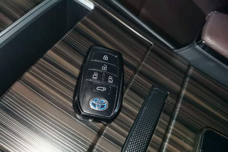 Used Toyota Granvia 2023 2.5L Hybrid Flagship VIP Edition