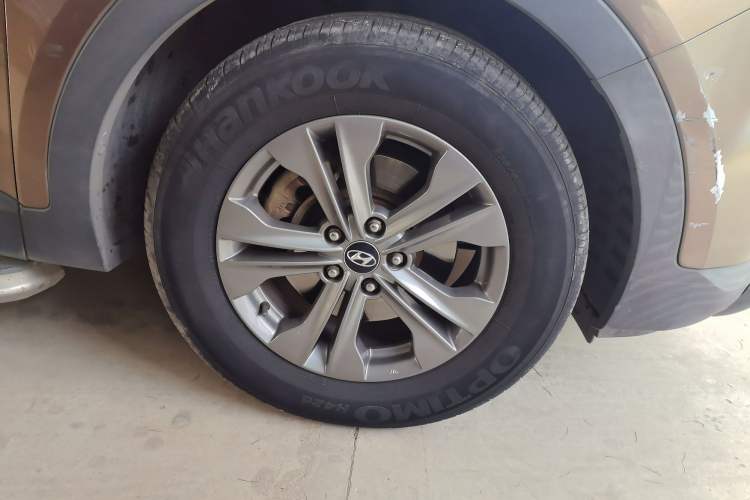 Used Hyundai Santa Fe 2013 2.4L Automatic Two-Wheel Drive Smart Version Right Front Wheel Hub