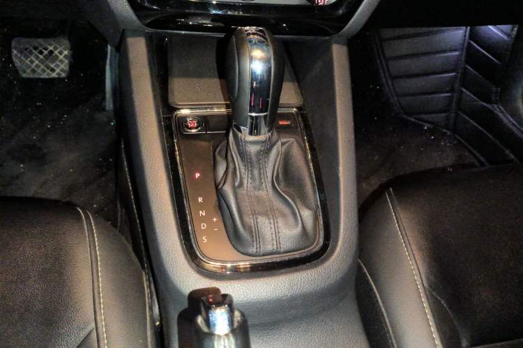 Used Volkswagen Sagitar 2018 280TSI DSG Ignite Edition Gear Lever