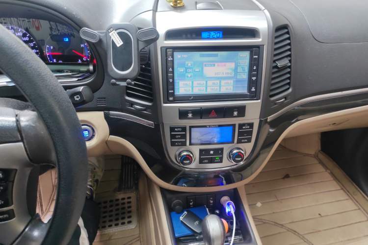 Used Hyundai Santa Fe Classic 2010 2.4 Ultimate Edition 7-Seater Four-Wheel Drive Audio And AC Panel