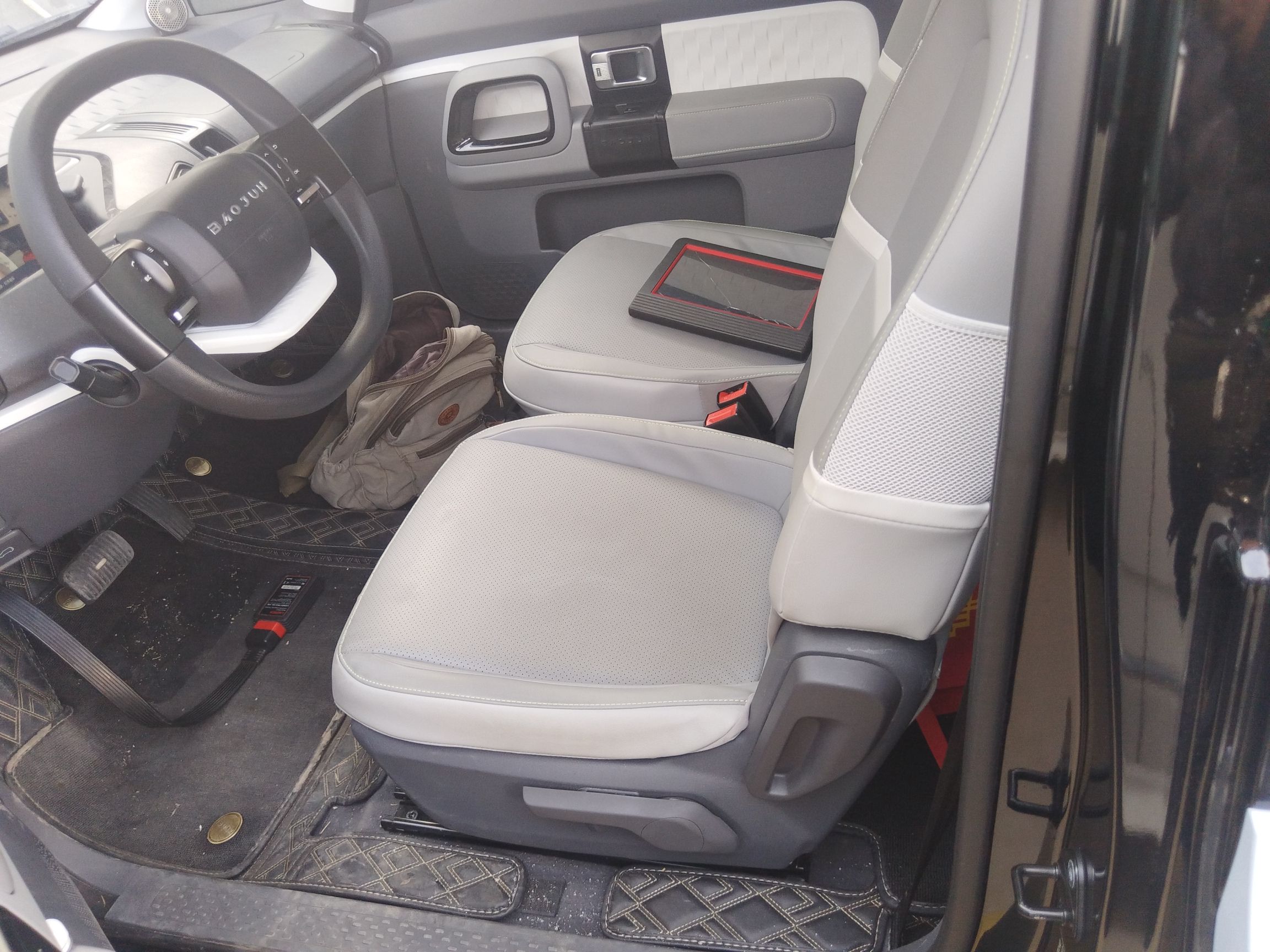 المقاعد الأمامية داخل السيارة