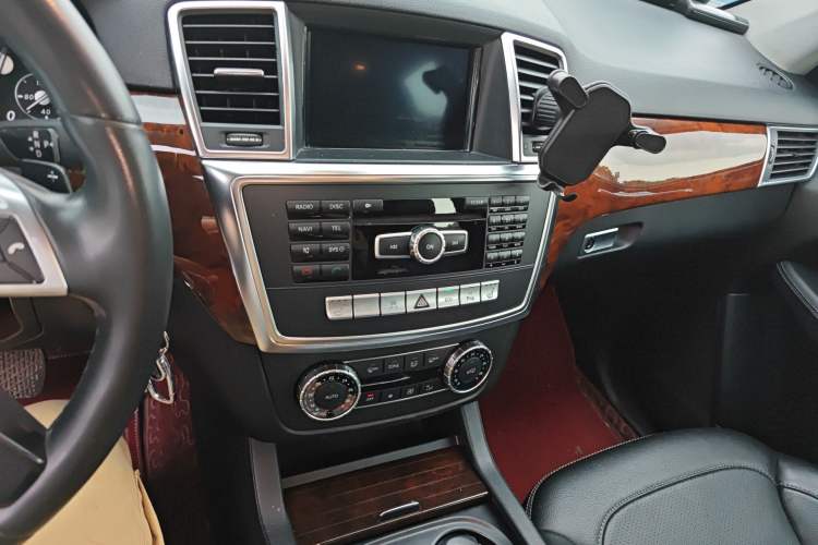 Used Mercedes-Benz M-Class 2014 ML 400 4MATIC Dynamic Model Audio And AC Panel