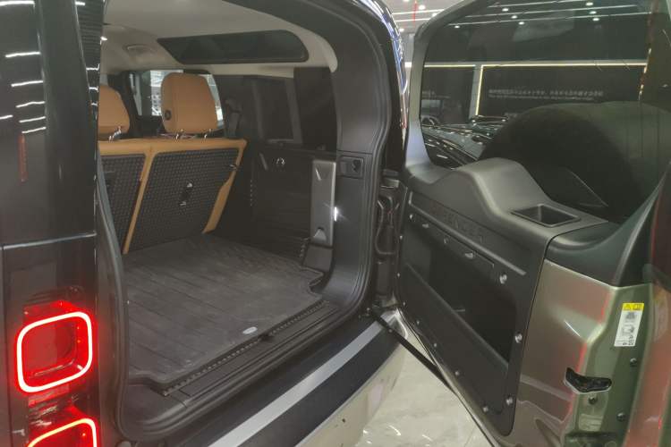 Used Land Rover Defender 2024 110 3.0T P400 Dark Edition Trunk