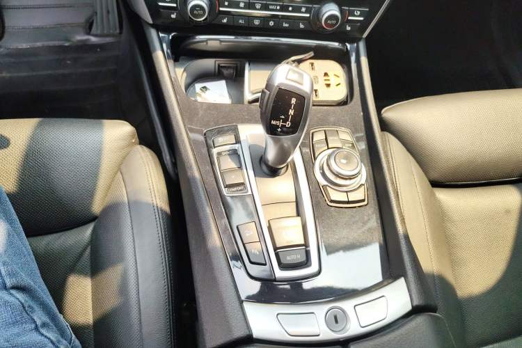 Used BMW 5 Series GT 2011 535i xDrive Luxury Edition Gear Lever