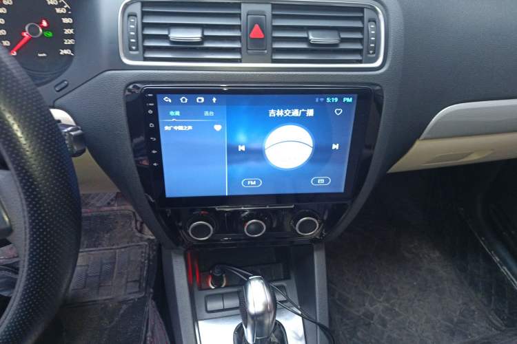 Used Volkswagen Sagitar 2012 1.6L Automatic Comfort Edition Audio And AC Panel