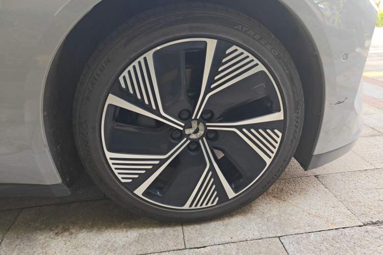 Used Nio ET7 2022 100 kWh Right Front Wheel Hub