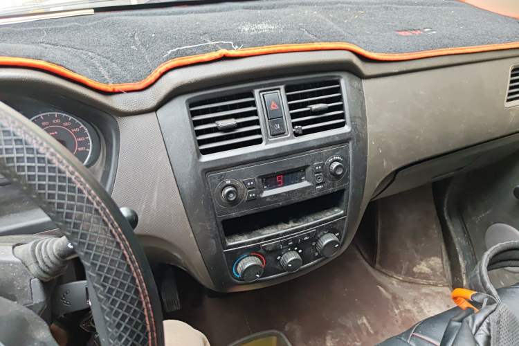 Used Wuling Rongguang S 2023 1.5L Base Version 5/7 Seats Audio And AC Panel