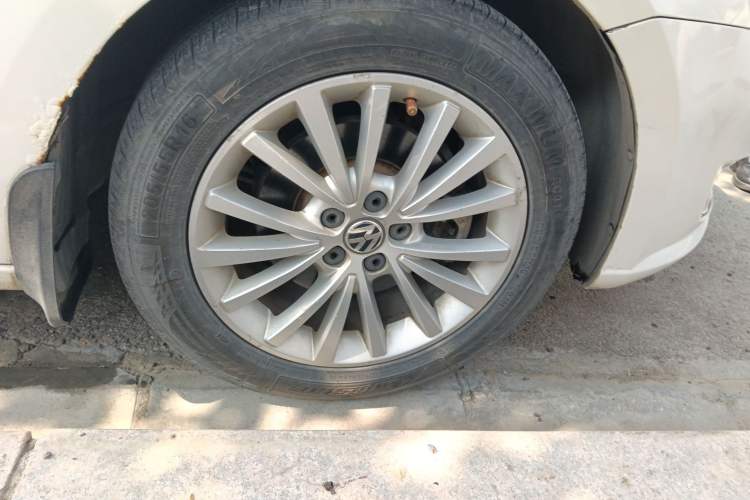 Used Volkswagen Lavida 2013 Revised Version 1.6L Automatic Luxury Edition Right Front Wheel Hub