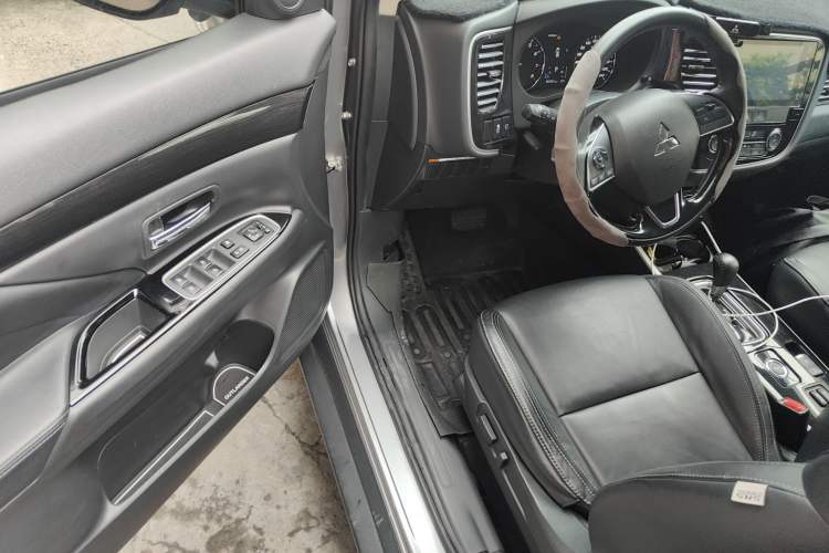 Used Mitsubishi Outlander 2019 2.4L 4x4 Zhi Xiang Edition 5 Seats China V Emission Standard Driver Seat