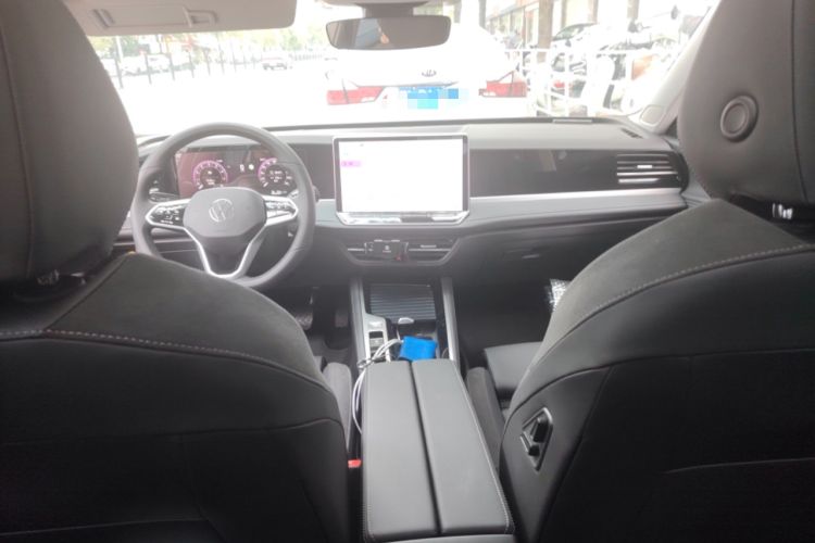 Used Volkswagen Magotan 2024 300TSI DSG Prestige Edition—A Real Eye-Catcher
