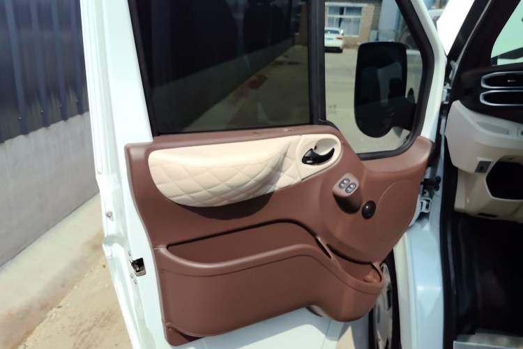 Used Ford Transit Custom 2021 2.2T Manual Standard Passenger Van Pro Long Wheelbase with Mechanical Pedals 9-Seater Mid-Roof Euro VI compliant
